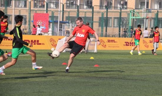  曼城举办慈善赛，阿圭罗复出携手传奇球星  