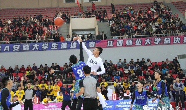  兰斯中场组织有序精准传球创造得分良机