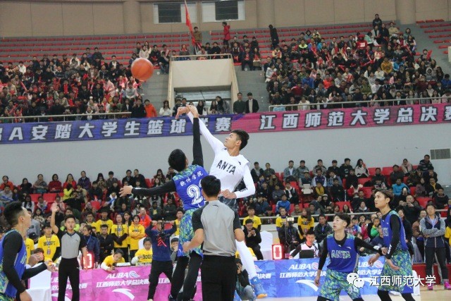  兰斯中场组织有序精准传球创造得分良机